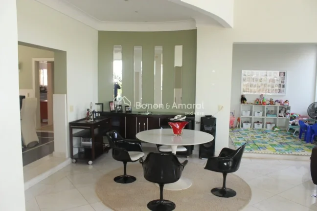 Imagem Magnífica e espaçosa casa em excelente localização: de frente para o clube com vista panorâmica...