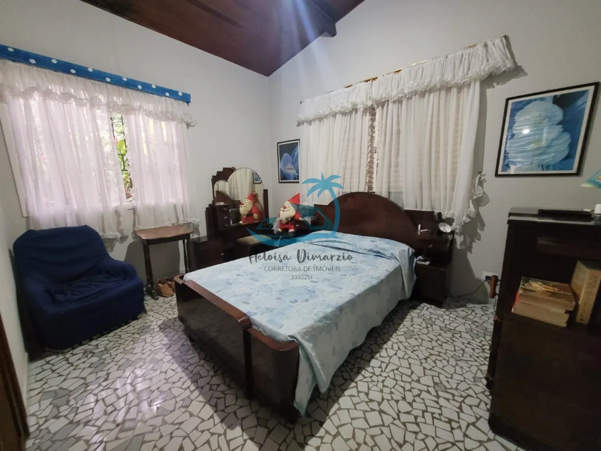 Imagem Excelente casa térrea com 5 dormitórios a venda à 200 metros da orla do Itaguá em Ubatuba.