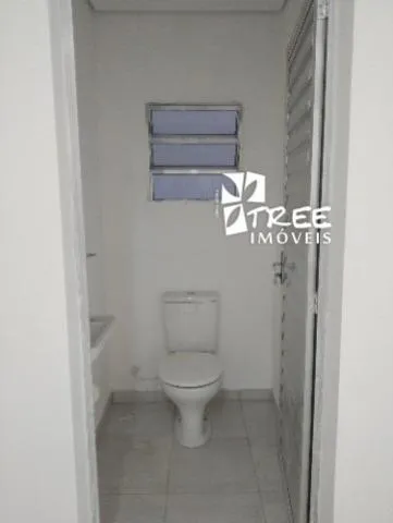 Imagem LOCAÇÃO DE SALÃO COMERCIAL EM ARUJÁ, com 250m², amplo espaço c/ pavimento superior e inferior, 2 copas e entrada c/ acessibilidade. CONSULTE-NOS..