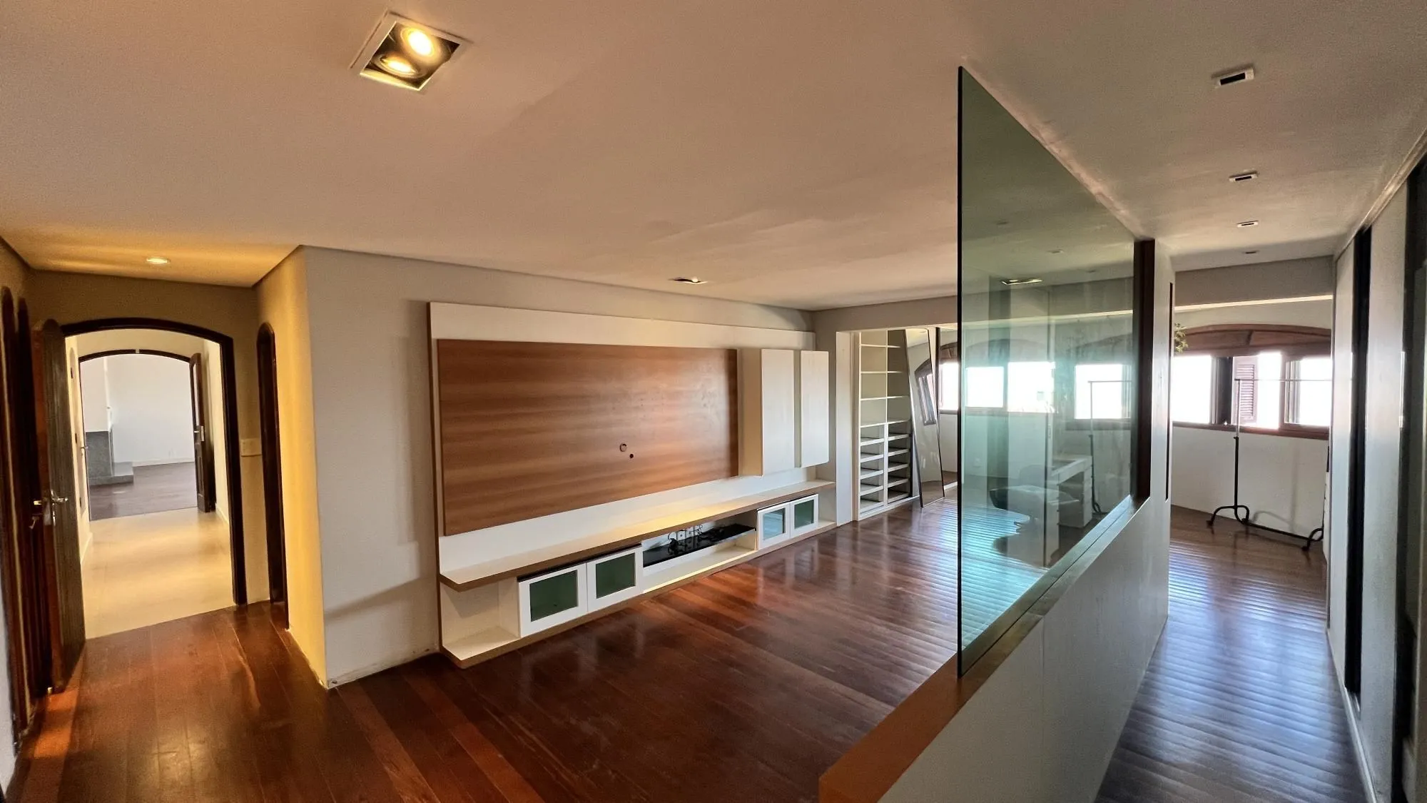 Imagem Belíssima casa no Bairro Tristeza com 645m²