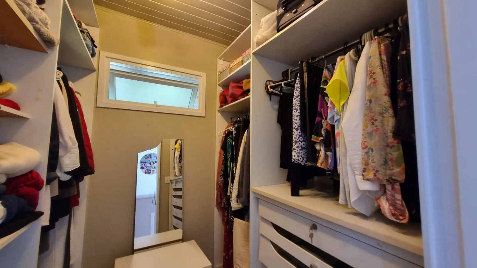 Imagem Casa Espetacular com Vista Deslumbrante, Reformada por Arquiteto de 2 dormitórios, suíte, próximo a PUC e Carrefour no bairro Partenon em Porto Alegre/RS/