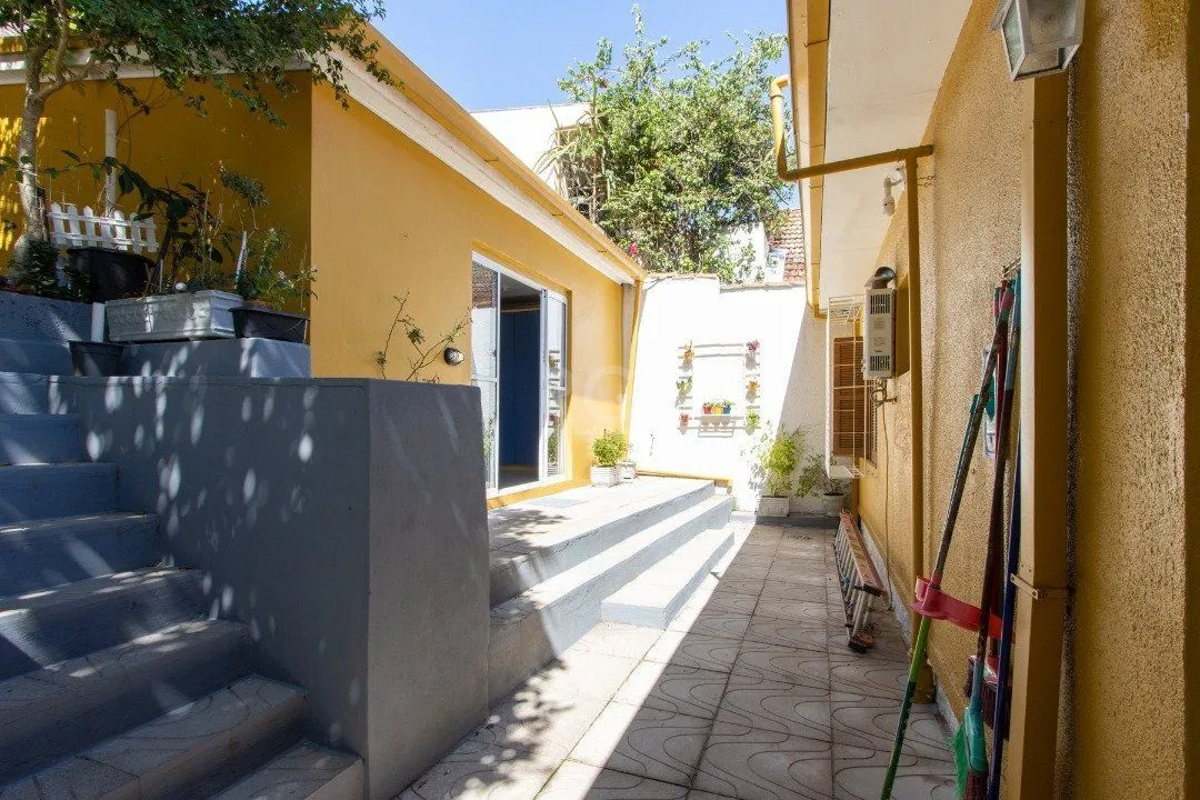 Imagem Sobrado à venda no Bairro Medianeira, reformado, 3 quartos, lareira, churrasqueira, 3 vagas