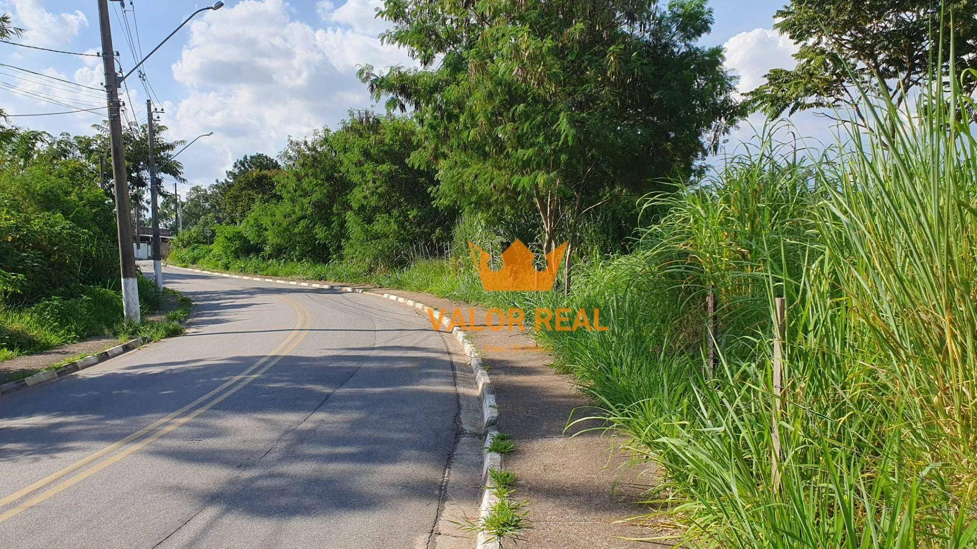 Imagem Área Residencial com 28.800.00 m2 de frente para Avenida asfaltada em Vinhedo, R$ 2.990 mil.