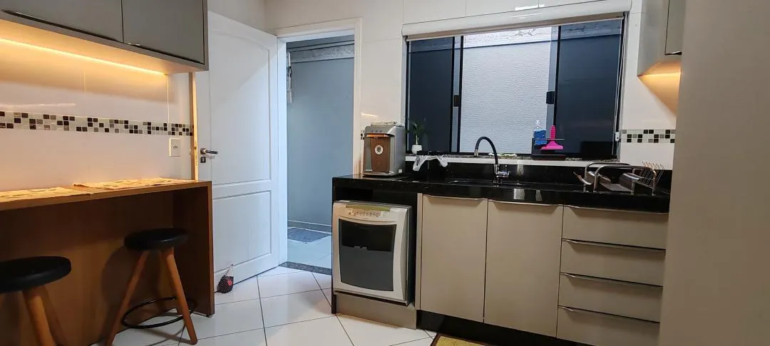 Imagem Sobrado mobiliado à venda em Cascavel, Coqueiral - 110.18m², suíte mais dois quartos, Churrasqueira, Portão eletrônico
