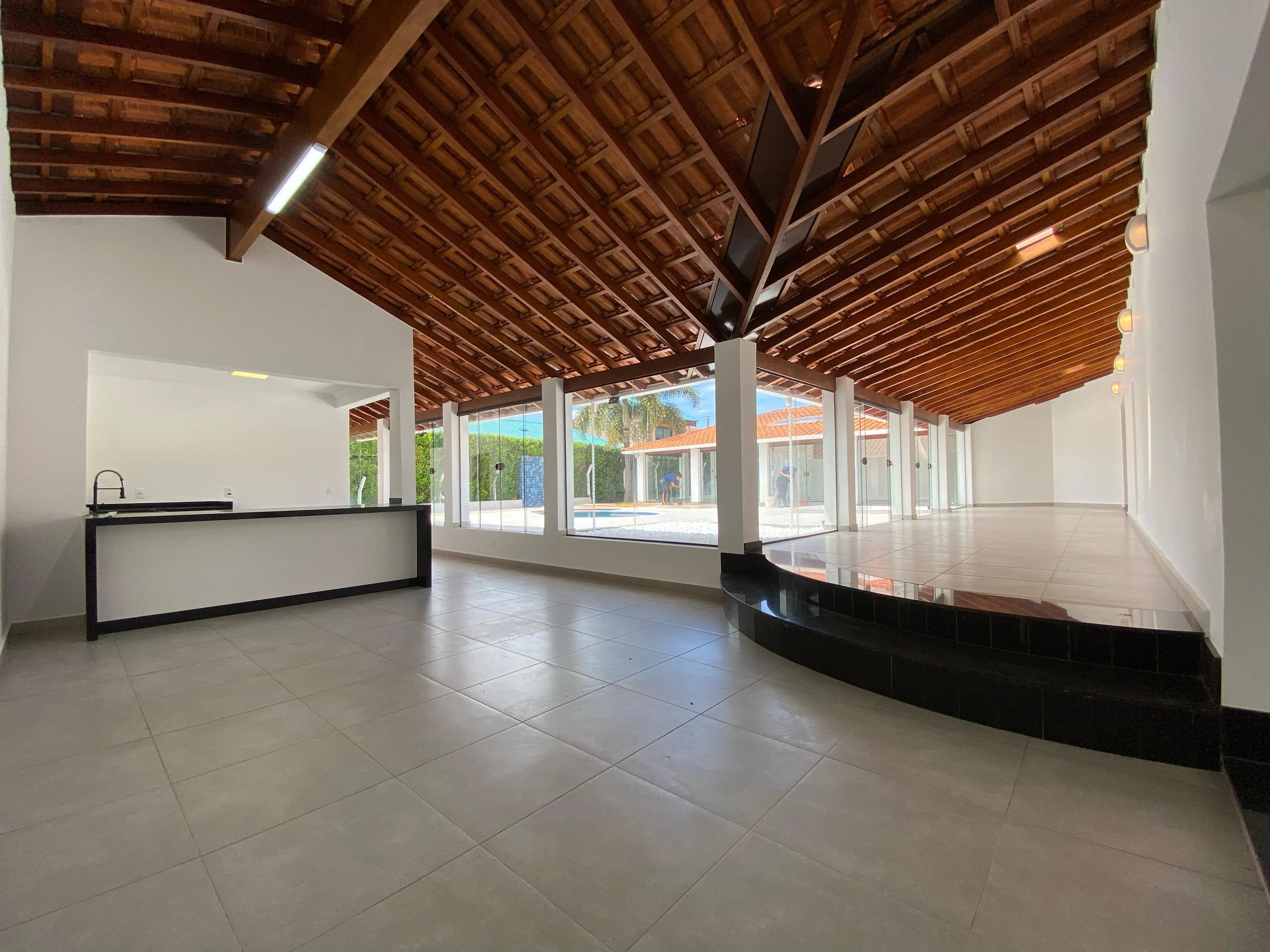 Imagem Casa no Condomínio Portal do Sabiá - 380m² de Área Construída, 3 Suítes e Piscina