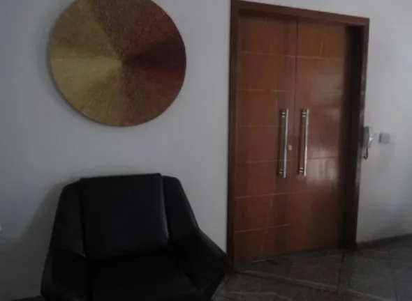 Imagem O  apartamento  encontra-se  em  muito  bom  estado,  com  boa iluminação  e ventilação; tendo  vista  definitiva  e  privilegiada.