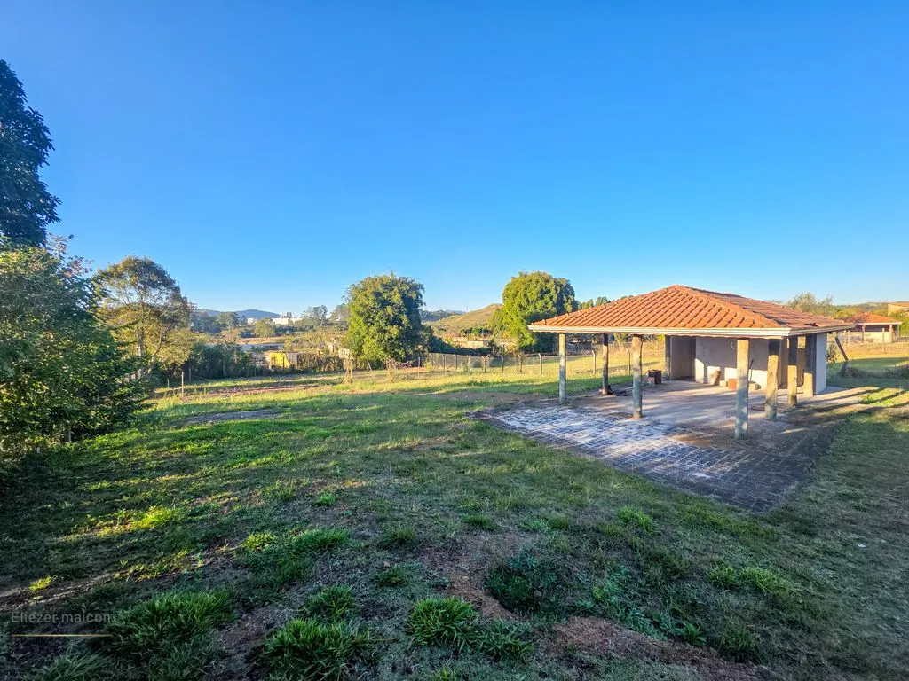 Imagem Casa estilo colonial a venda no condomínio Campo Alegre em Poços de Caldas