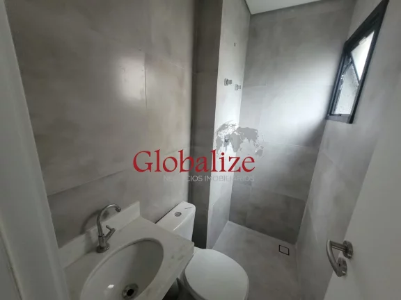 Imagem TRIPLEX COM 02 DORMITÍRIOS SENDO 02 SUÍTES, R$750.000,00, DENTRO DE UM VILLAGIO BEM FAMILIAR, ÓTIMA LOCALIZAÇÃO, AMPLA SALA E POSSUI UM SOLÁRIO