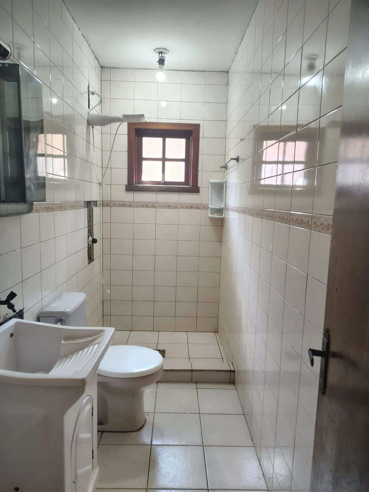 Imagem Casa de 4 dormitórios, 1 suíte e 4 vagas de garagem no bairro Cavalhada.