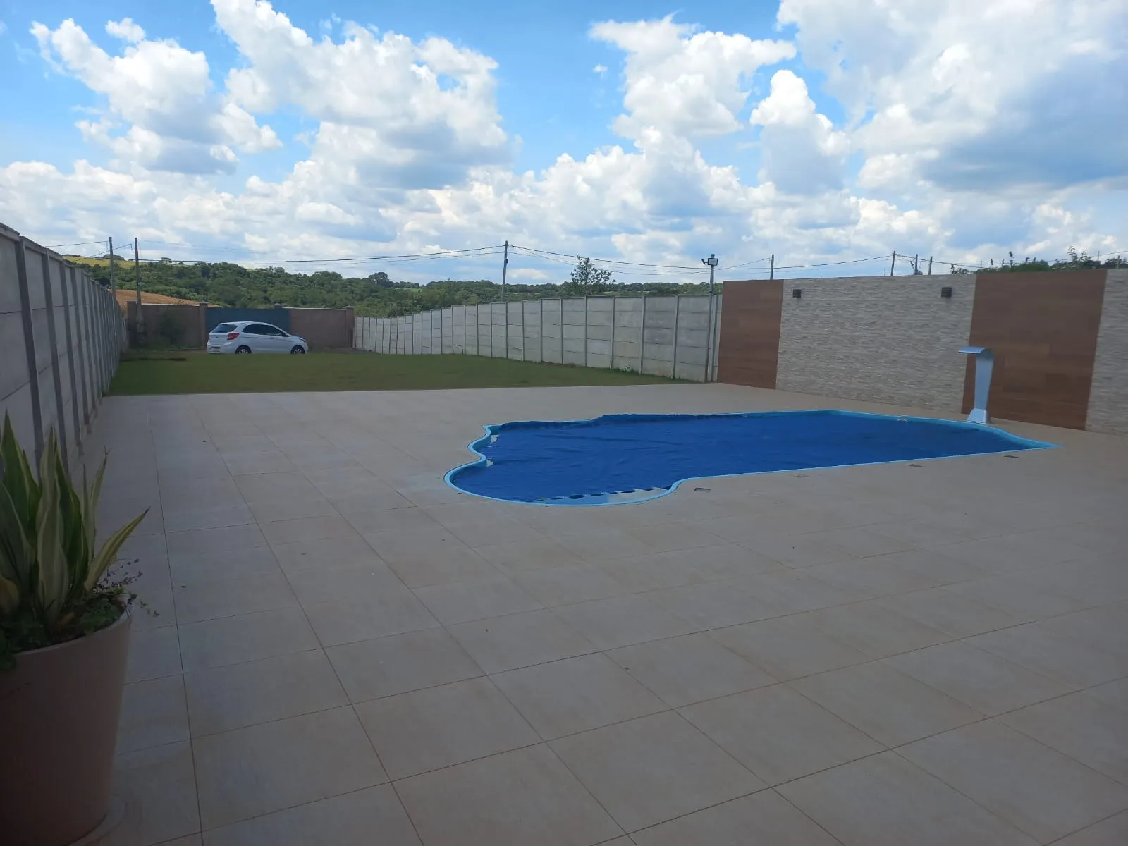 Imagem Chácara à venda em Araçoiaba da Serra-SP, bairro Cercado: 1 sala, 2 banheiros, 12 vagas de garagem, 100,00 m² de área.