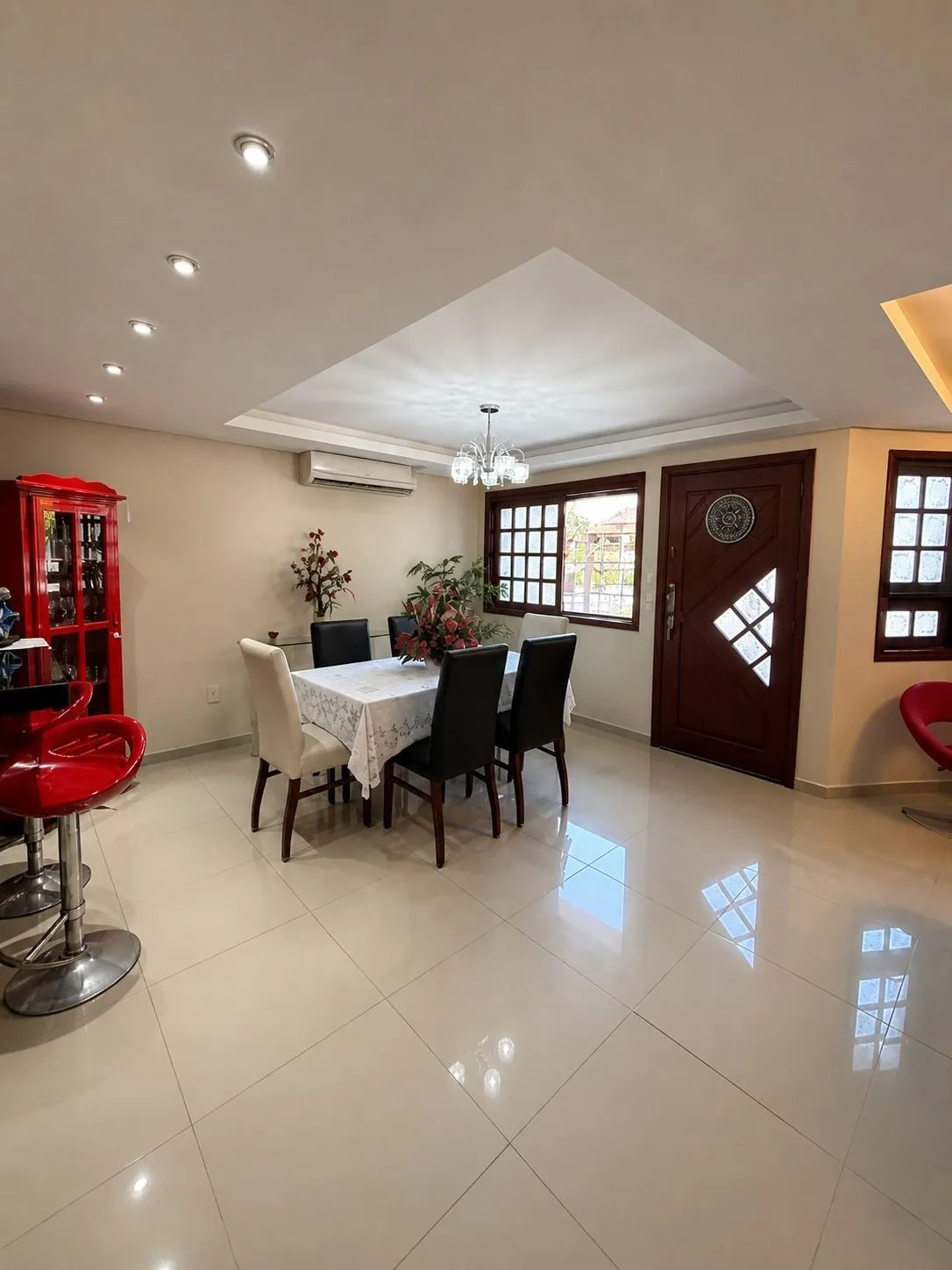 Imagem Luxuosa Residência no Cantegril | 4 Dormitórios, 3 Suítes, 273m² e 8 Vagas