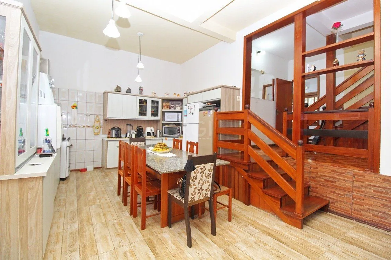 Imagem Casa para Venda - 339m², 3 dormitórios, 2 vagas - Vila Nova, Porto Alegre