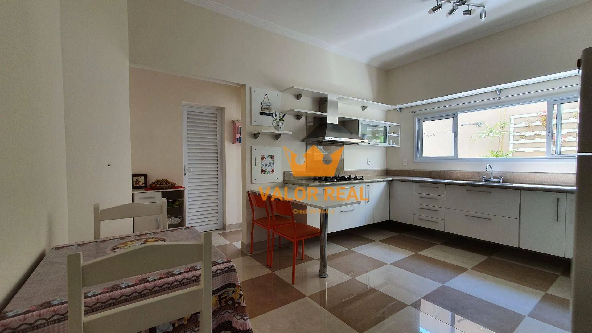 Imagem Casa Condominio na Malota Super oferta - 394 m2 AC, 5 dorm, Escrit. 10 vagas.