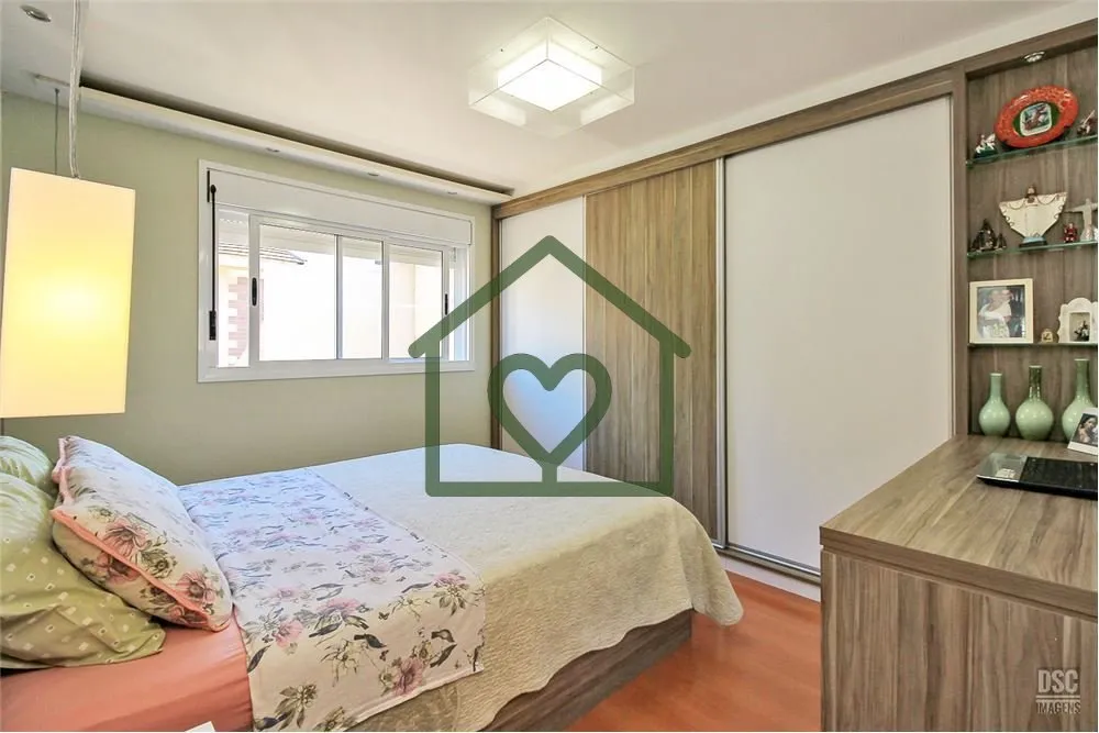 Imagem Linda casa em Condominio, com living de 2 ambientes (estar/jantar) com lareira, cozinha americana mo...