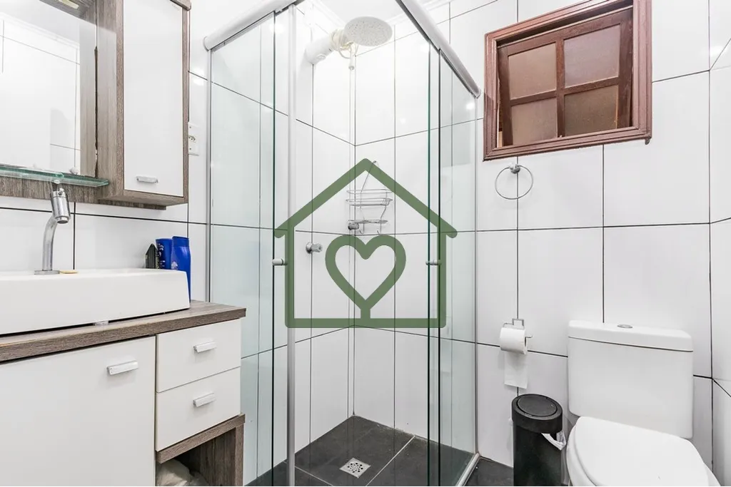 Imagem Casa com 180m2 de área construída em terreno amplo no bairro Parque Santa Fé, Porto Alegre, com 3...