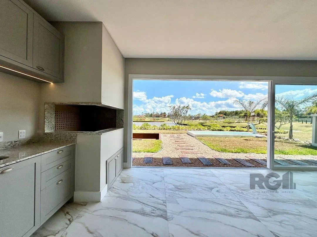 Imagem SOBRADO NEOCLÁSSICO À VENDA A BEIRA LAGO COM VISTA INCRÍVEL E JUNTO AO MAR