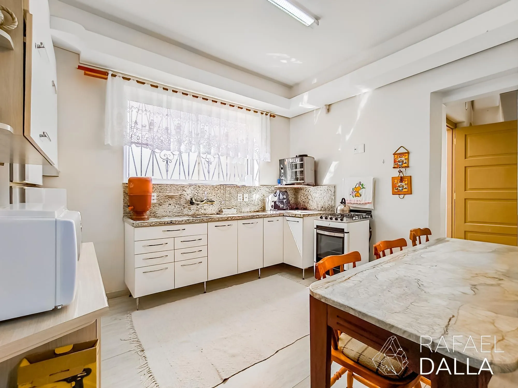 Imagem Casa com piscina e 5 vagas em frente ao Zaffari na Luiz Afonso