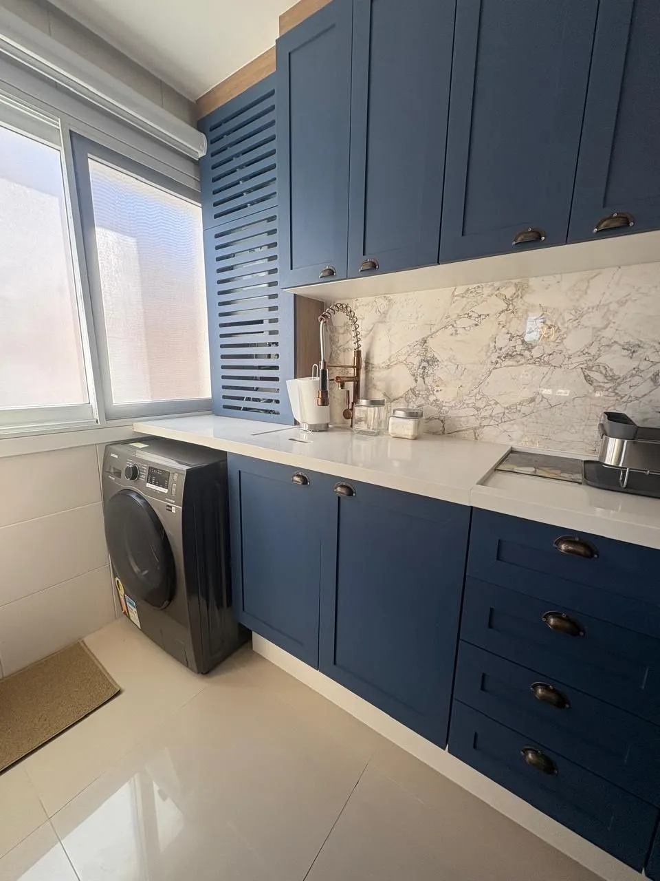 Imagem Apartamento à venda no Bairro Tristeza - Mobiliado. Lindo apartamento de 3 dormitórios, transformado em 2 dormitorios, sendo 1 suíte, com excelente distribuição dos ambientes.