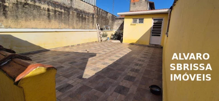 Imagem Casa em bairro com ótima localização e quintal amplo