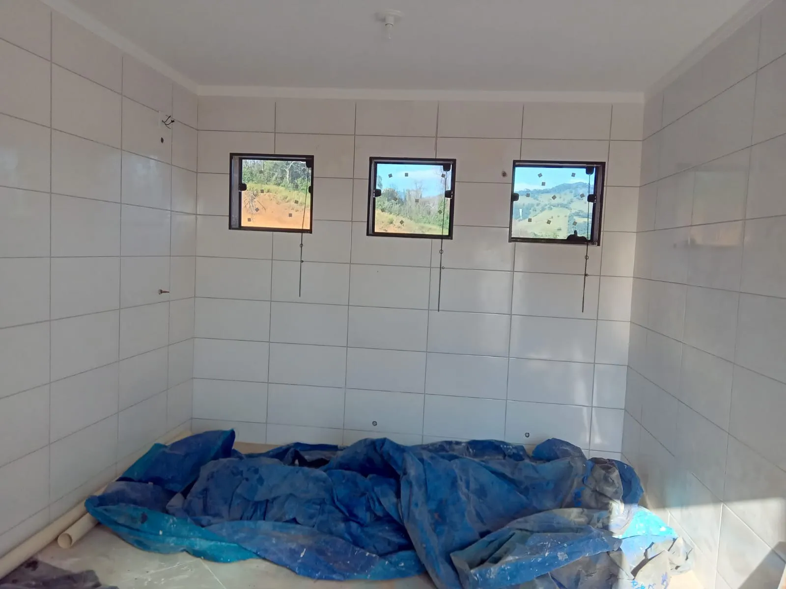 Imagem Galpão Comercial para Venda ou Locação em Cambuí-MG, Bairro Água Comprida: 1 Sala, 2 Banheiros, 5 Vagas de Garagem, 3.600m² de Área.