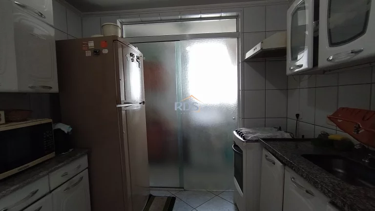 Imagem Vende apartamento de 76m² com 2 dormitórios sendo 1 suíte e com 2 vagas de garagem. Com vista livre.