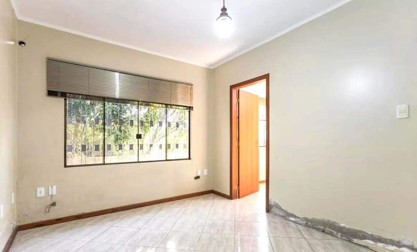 Imagem Casa no bairro Jardim Sabará de 4 dormitórios e 3 vagas DESOCUPADA