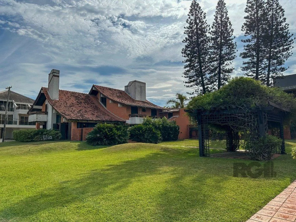 Imagem Icônica Casa para comprar a poucos metros do mar em Atlântida