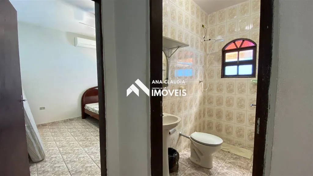 Imagem Casa na praia de Mongaguá a venda, 80 metros da Marginal.
