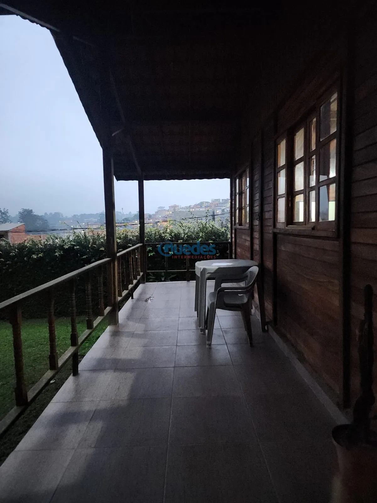 Imagem Casa em Embu das Artes, com 3 casas e 210m² por R$1.050.000 - Embu das Artes.