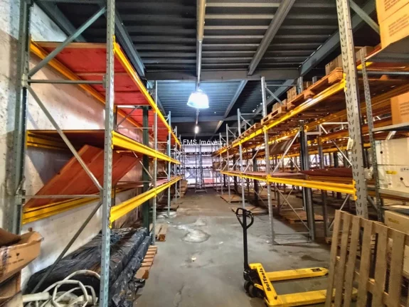 Imagem Galpão Comercial para Locação na Barra Funda, São Paulo-SP: 2 banheiros, 3 vagas de garagem, 600m² de Área