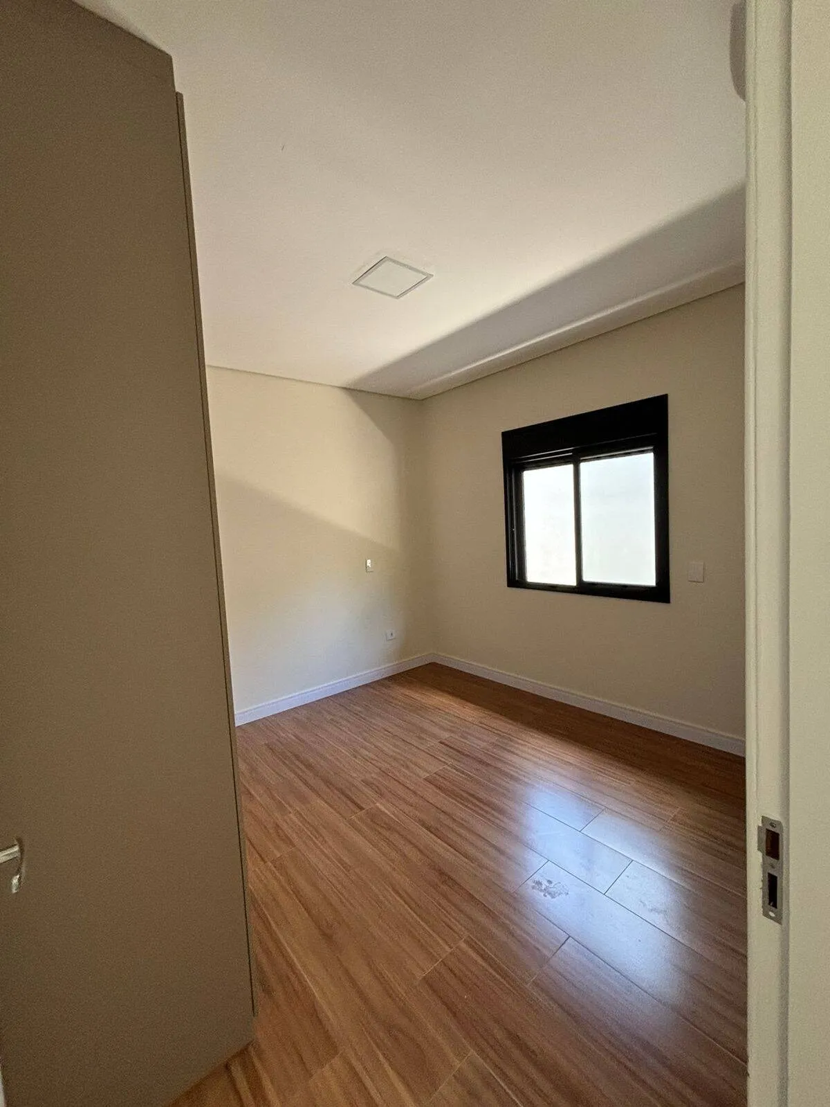 Imagem Casa Nova Planejada em Alphaville - 4 Dormitórios, 2 Suítes, Área de Lazer Completa e 4 Vagas