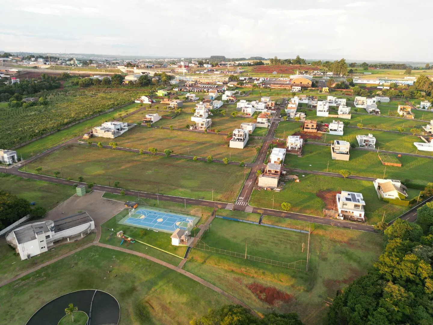 Imagem Terreno à venda em Condomínio, Bairro Cascavel Velho em Cascavel: Churrasqueira, Playground, Portaria 24h - Venda