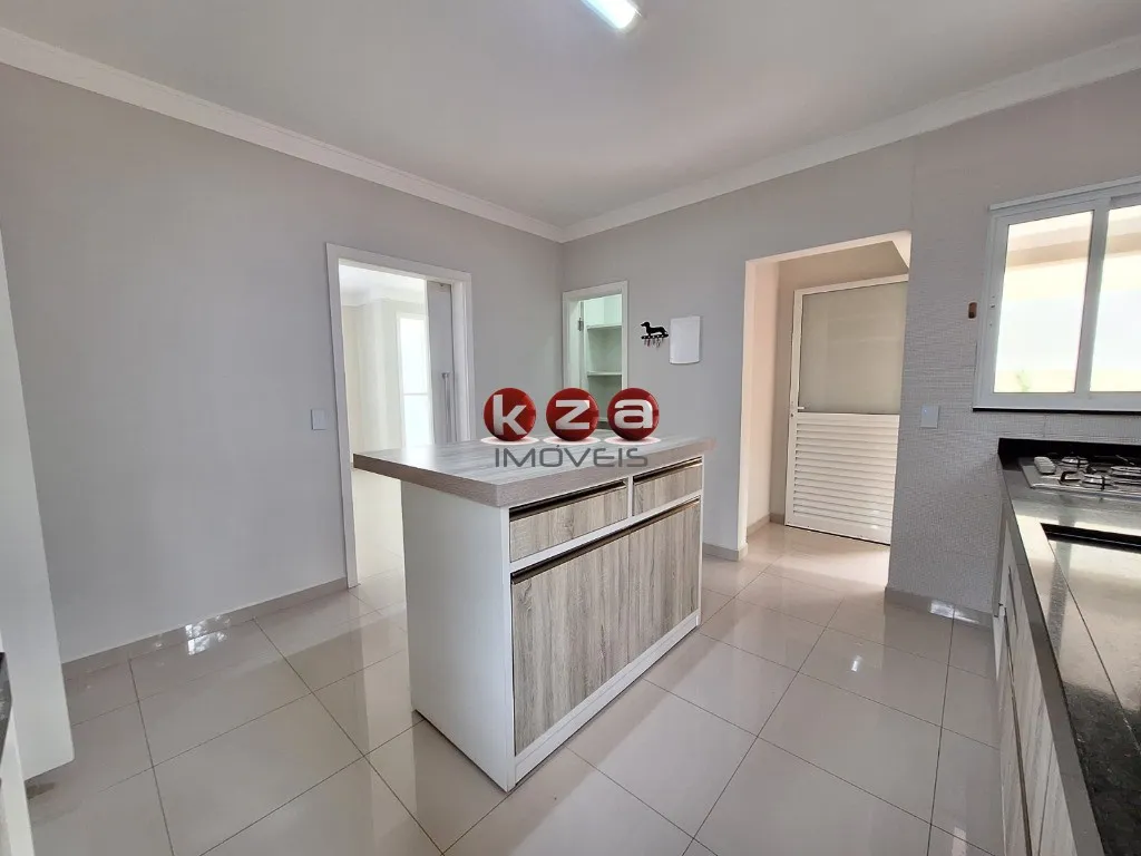 Imagem Casa em condomínio exclusivo em Valinhos-SP, 3 quartos, 3 suítes, 2 salas, 4 banheiros, 245,98 m² de área.