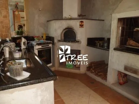 Imagem CASA A VENDA EM MOGI DAS CRUZES LOCALIZADO NO CONDOMÍNIO MONTEREY VILLE COM A/T: 600m² A/C: 390m² distribuídos em 3 suítes, sala de estar, sala de jan