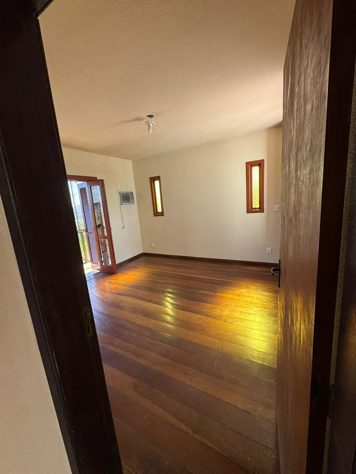Imagem Casa 4 dorms à venda Avenida Manoel Elias, Porto Alegre.