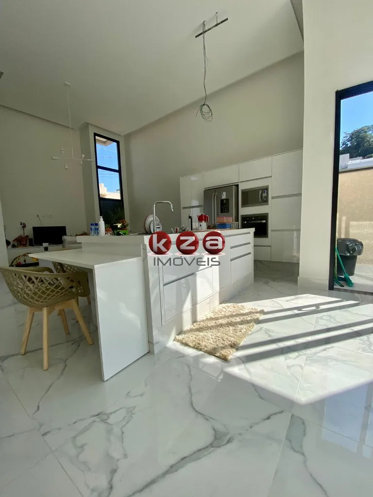 Imagem Casa em condomínio de alto padrão em Valinhos-SP, 3 quartos, 1 suíte, 2 salas, 4 banheiros, 2 vagas de garagem, 244m²