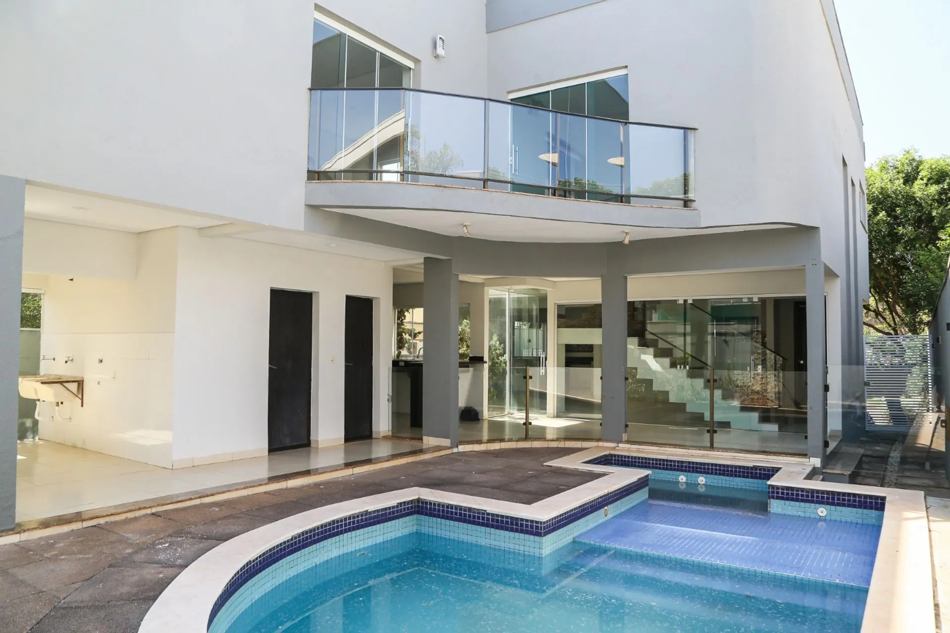 Imagem Sobrado Moderno de Alto Padrão - 5 Qts (2 Suítes), piscina.