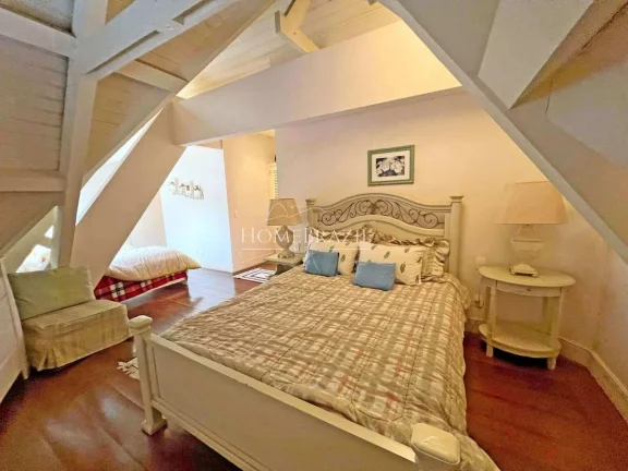 Imagem Apartamento duplex à venda a 400m do Capivari, Campos do Jordão, com 5 suítes, lareiras, calefação, hidromassagem e 2 vagas de garagem.