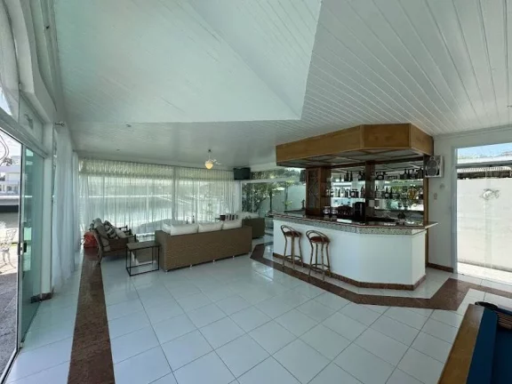 Imagem Casa cinematográfica em Condomínio Náutico