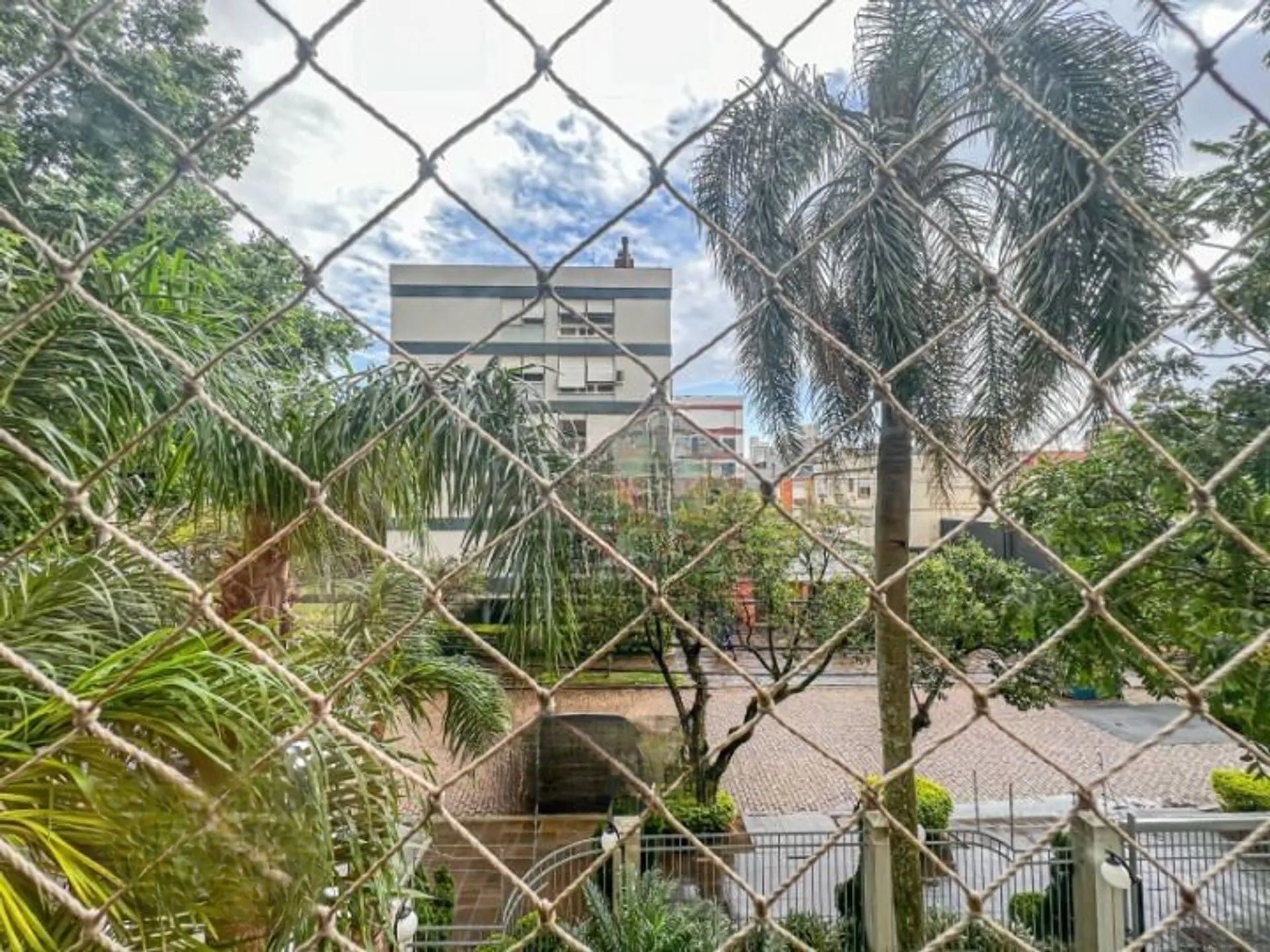 Imagem Apartamento de 3 quartos, suíte e 1 vaga de garagem no bairro Menino Deus em POA