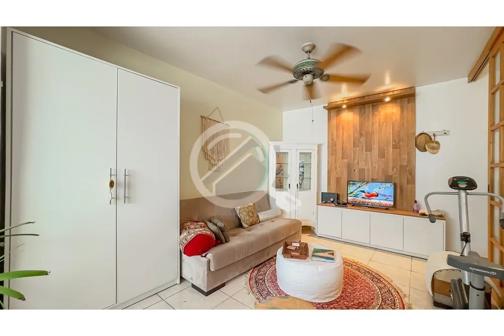 Imagem No Bairro Petrópolis, na Rua Dona Eugênia nº 964, apartamento térreo elevado com pátio, 1 dormi...