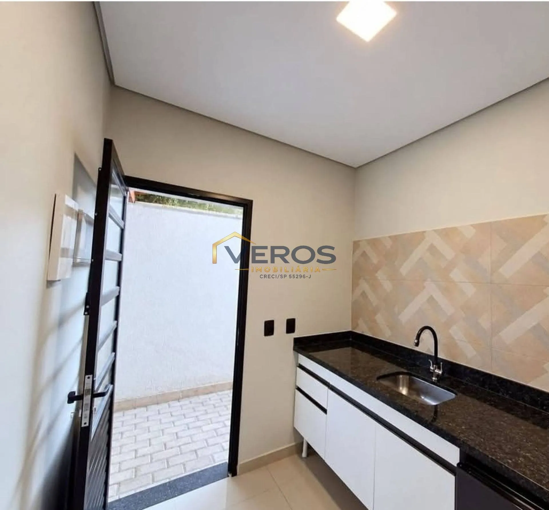 Imagem Casa com 2 dormitórios e 2 vagas à venda no Centro de Caraguatatuba
