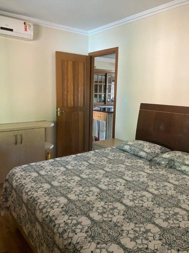 Imagem Casa com 3 dormitórios no bairro Lomba do Pinheiro
