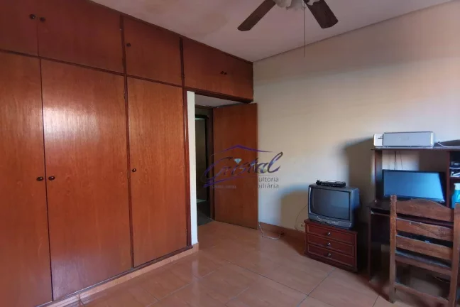 Imagem Casa Térrea de 240m² com 2 dormitórios 2 banheiros 2 vagas de garagem ótimo para construtores