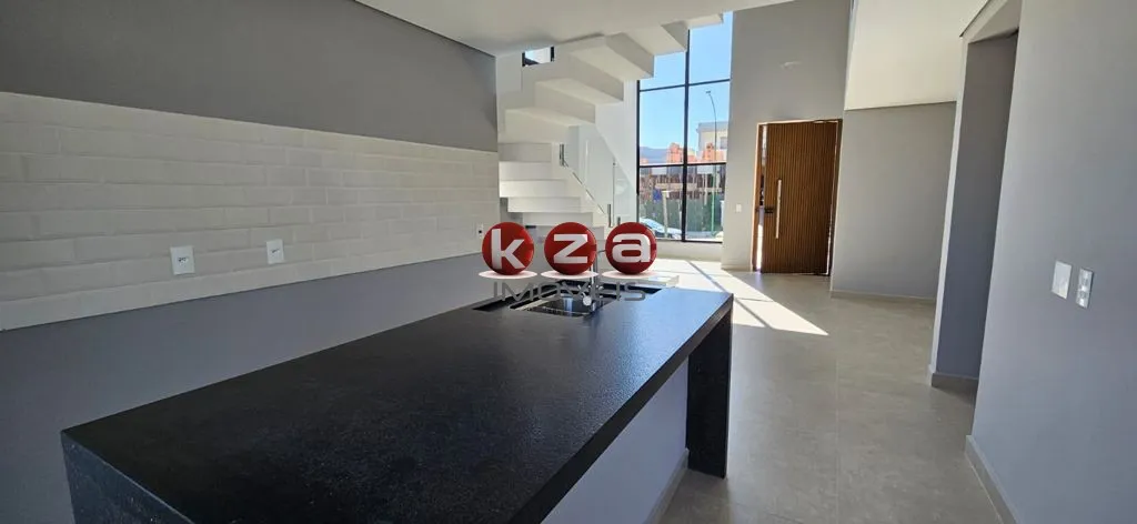 Imagem Belíssima casa a venda no condomínio Mont'Alcino em Valinhos-SP. 210 metros, 3 suítes, ampla sala, piscina, gourmet, 5 banheiros, 4 vagas,