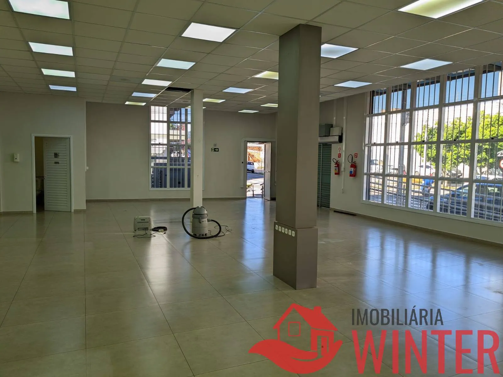 Imagem Sala de esquina terrea com 210m2