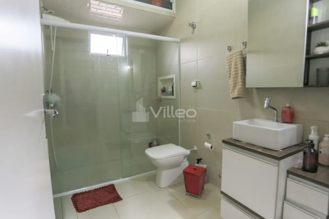 Imagem Casa de esquina com 2 casas no mesmo terreno, ideal para morar com a família ou ter uma segunda ren...