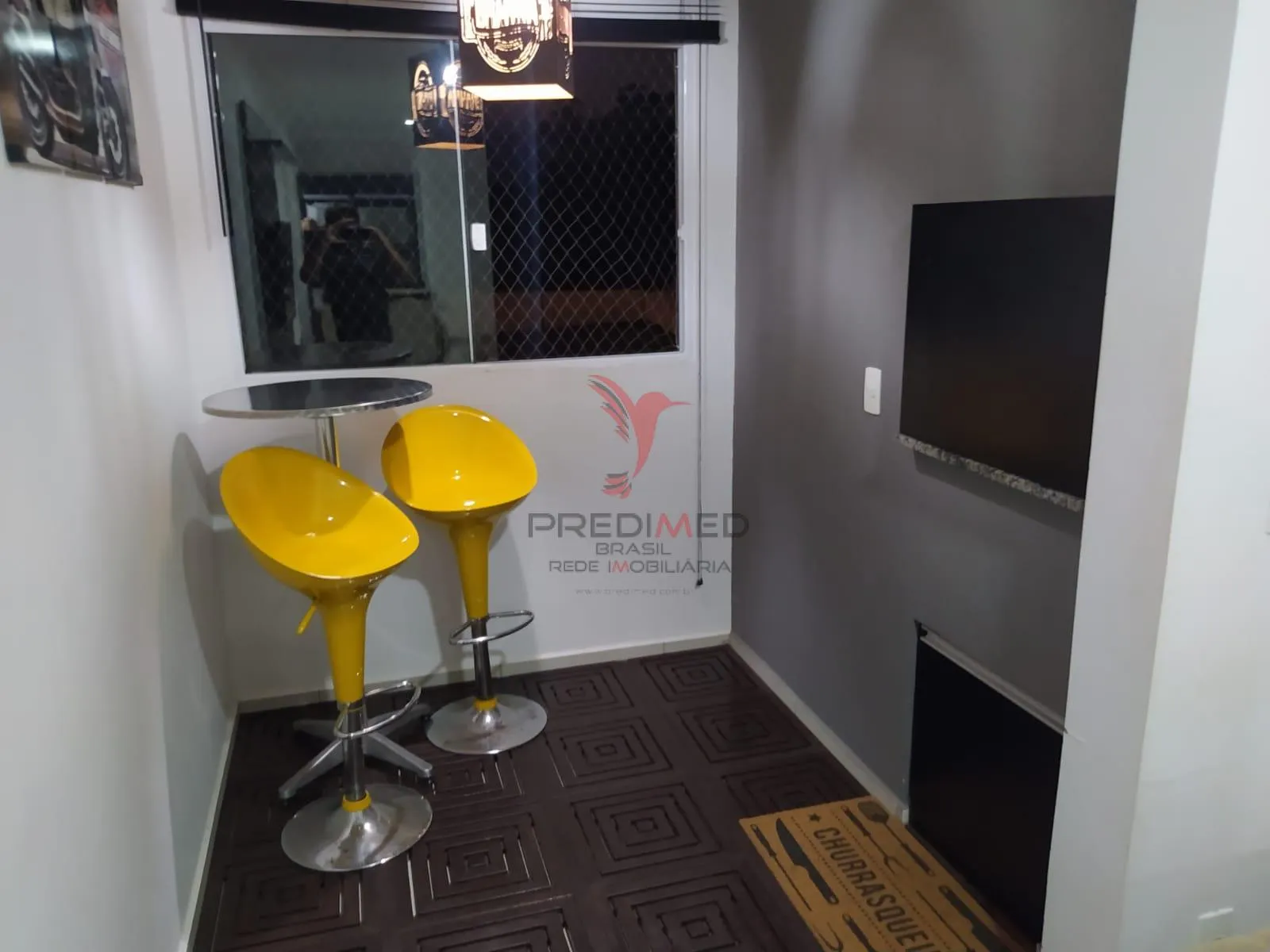 Imagem Apartamento com 2 Dormitórios sendo uma Suíte e sacada com churrasqueira