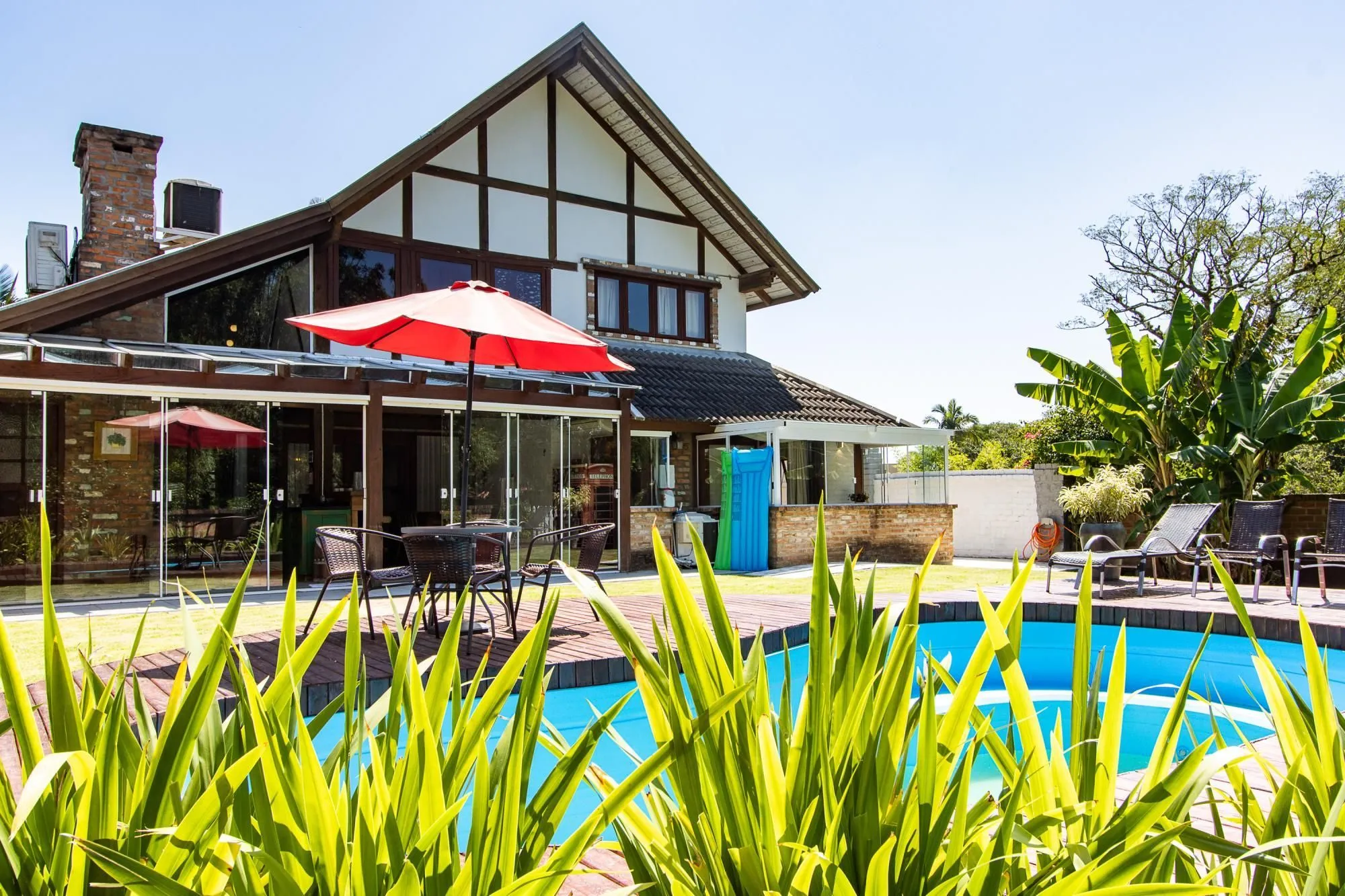 Imagem Casa 4 suites no Terra Ville, com home office, estar íntimo, 4 vagas e piscina.