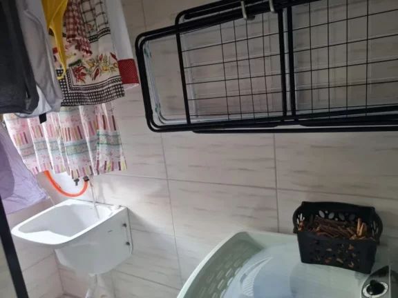 Imagem Excelente apartamento no coração do bairro Ocian a 3 quadras da praia e com piscina! Com 2 dormitórios, sendo 1 suíte,coxinha e quartos com armários planejados e piso em porcelanato.